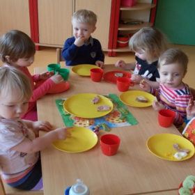 Die Erzieherin ist, in Zusammenarbeit mit den Eltern, die verantwortliche pädagogische Begleitung – professionell und autorisiert, partnerschaftlich und dem Kind zugesandt..